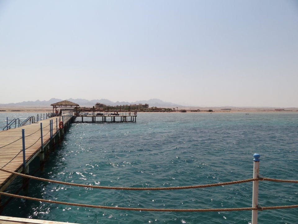 Widok na hotel z pomostu Amwaj Beach Club Abu Soma Resort