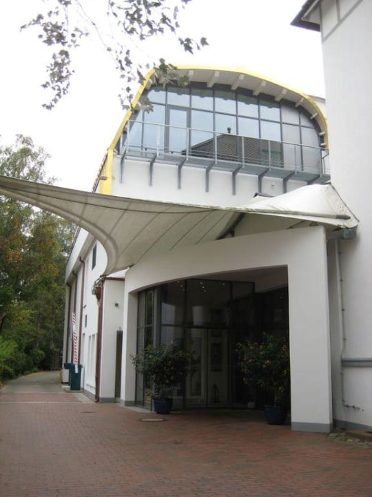 Hoteleingang und Schwimmbad Ringhotel Strandblick