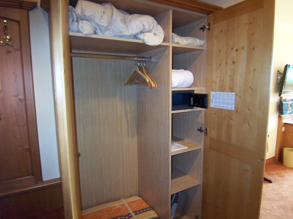 Schrank mit 6 (!) abgezählten Kleiderbügeln Der Birkenhof - Spa & Genuss Resort