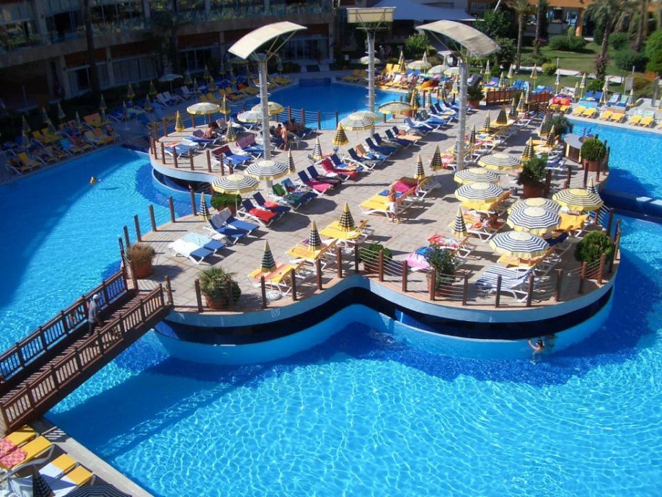 Insel im Pool Alaiye Resort & Spa