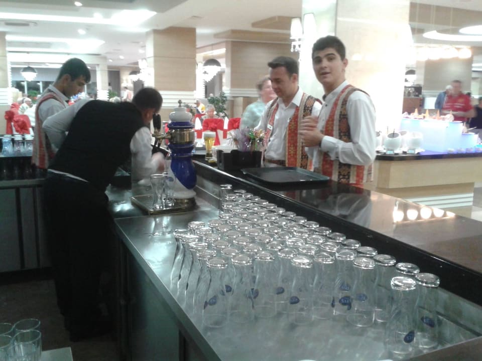 Hier an der Getränketheke muss es flott gehen Adalya Ocean Deluxe