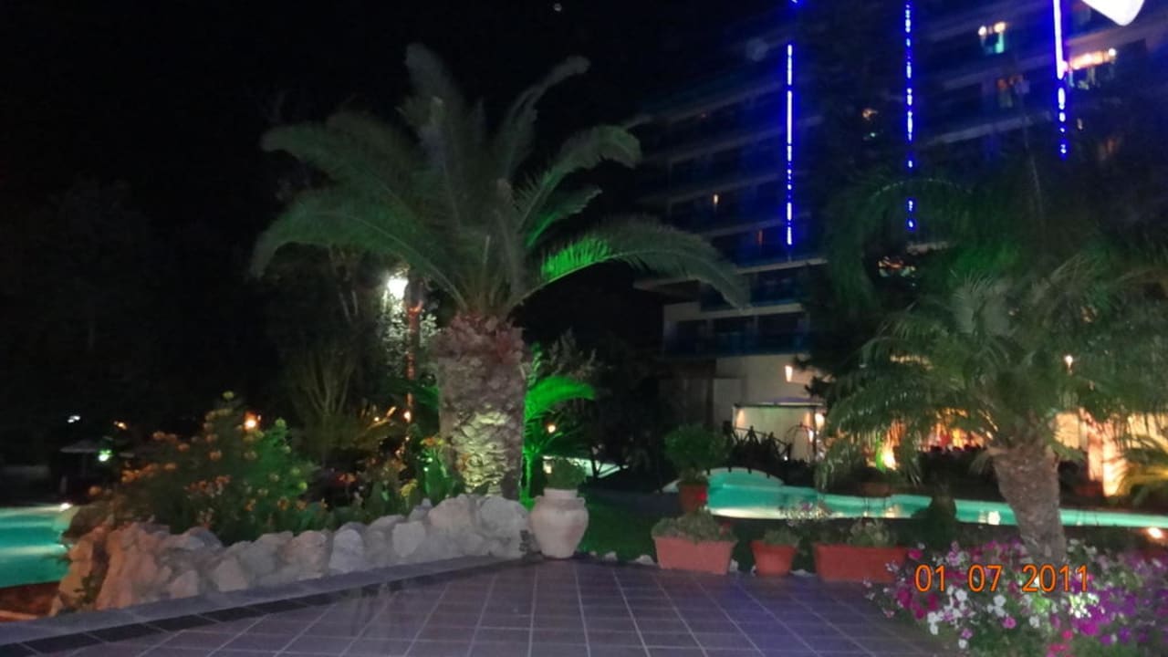 Nachtbild auf die Anlage Hotel Calypso Beach