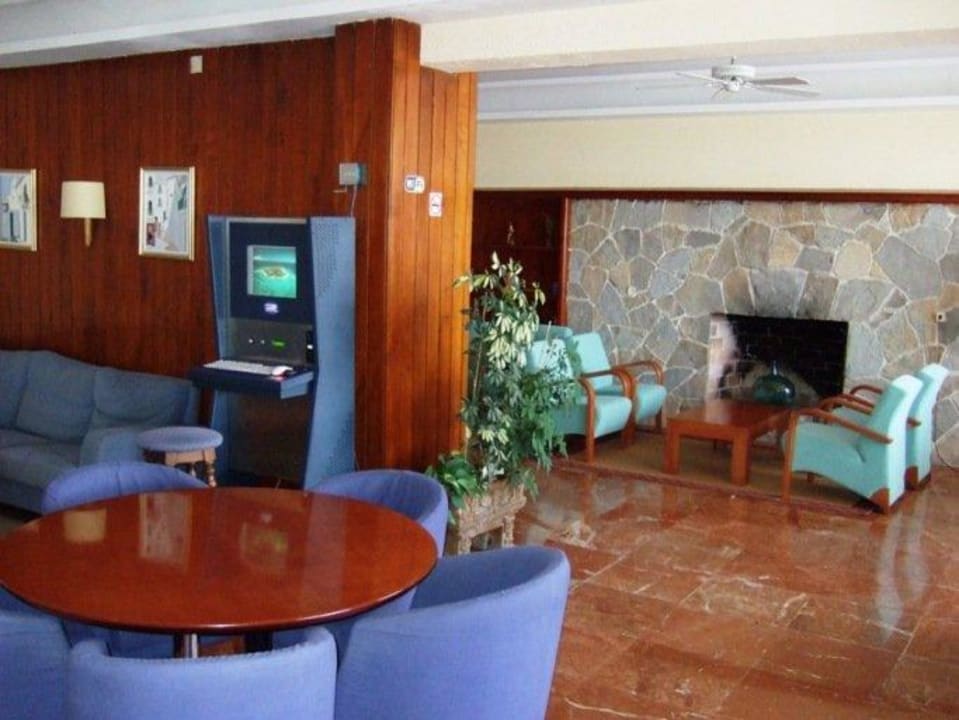 Lobby mit Kaminzimmer und Internet-PC Hotel Osiris
