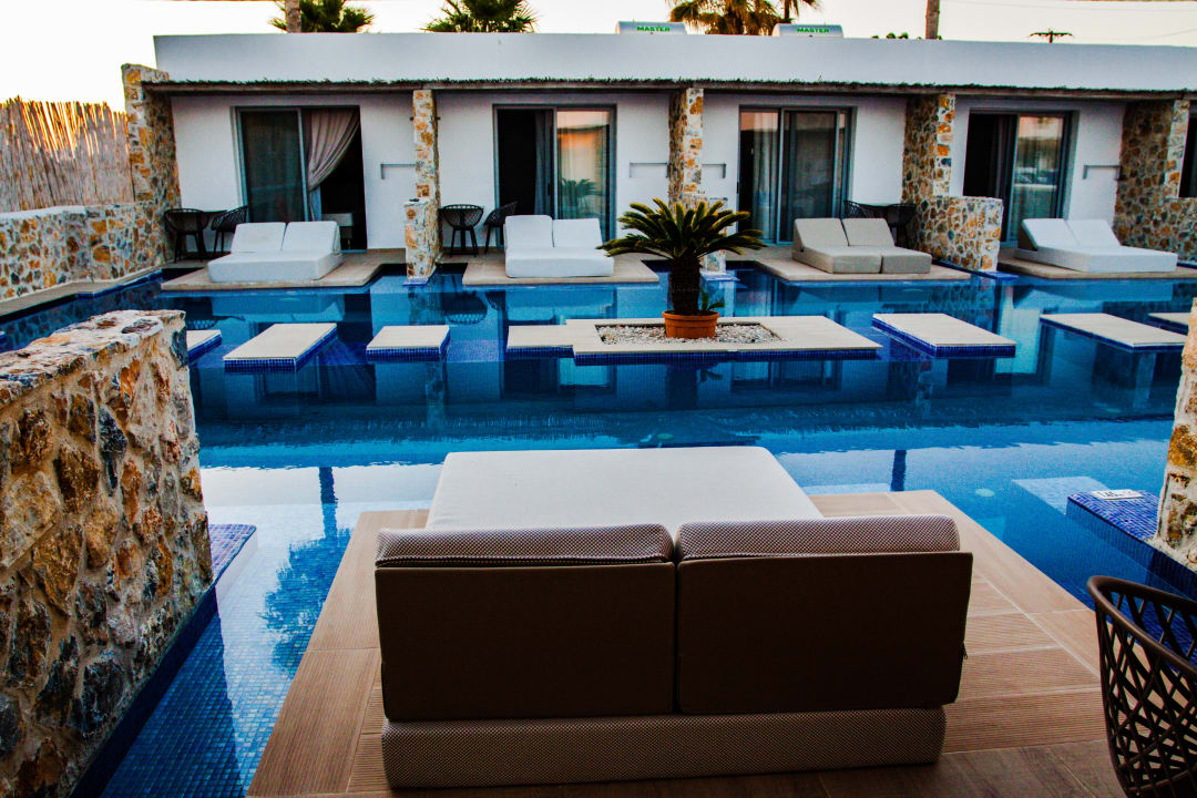 Pool Sunshine Hotel
