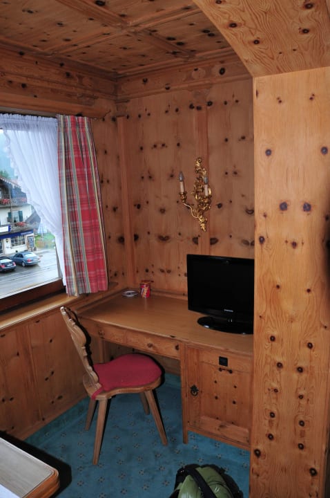 Sideboard mit Fernseher u. Kühlschrank Parkhotel Wallgau