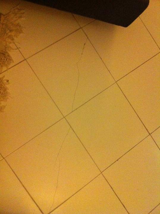 Risse in den Fließen (einer von vielen) Hotel Rosa Beach