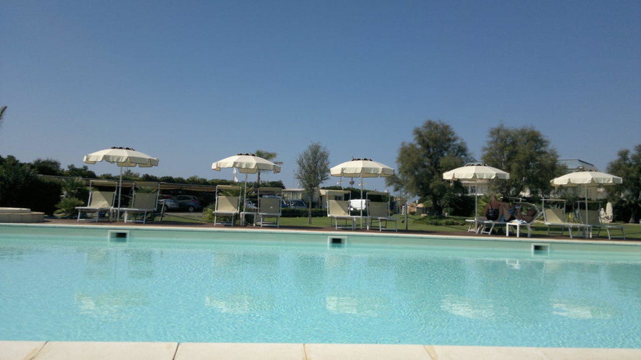 Widok basenu Alle Tamerici Hotel