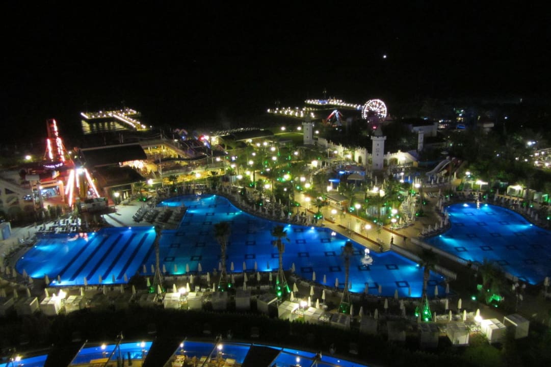 Poolanlage bei Nacht Hotel Delphin Imperial