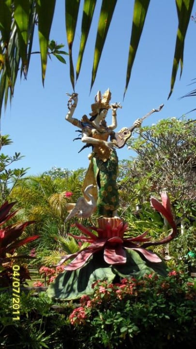 Göttin mitten in der Gartenanlage Villa Shanti Beach