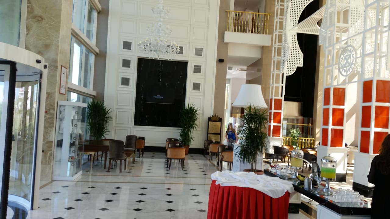 Lobby Well Palace Side