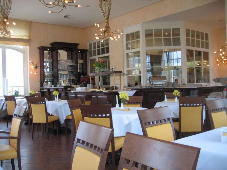 Restaurant mit Blick auf die offene Küche Hotel Vier Jahreszeiten Kühlungsborn