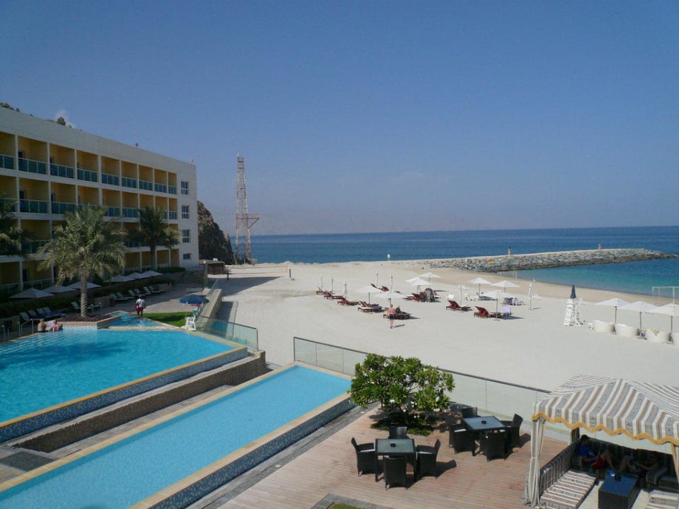 Hauptpool am Gebäude 1 und Strandabschnitt Radisson Blu Resort Fujairah