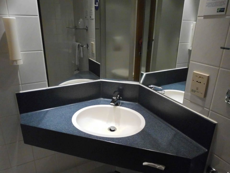 Bad Holiday Inn Express Frankfurt - Airport