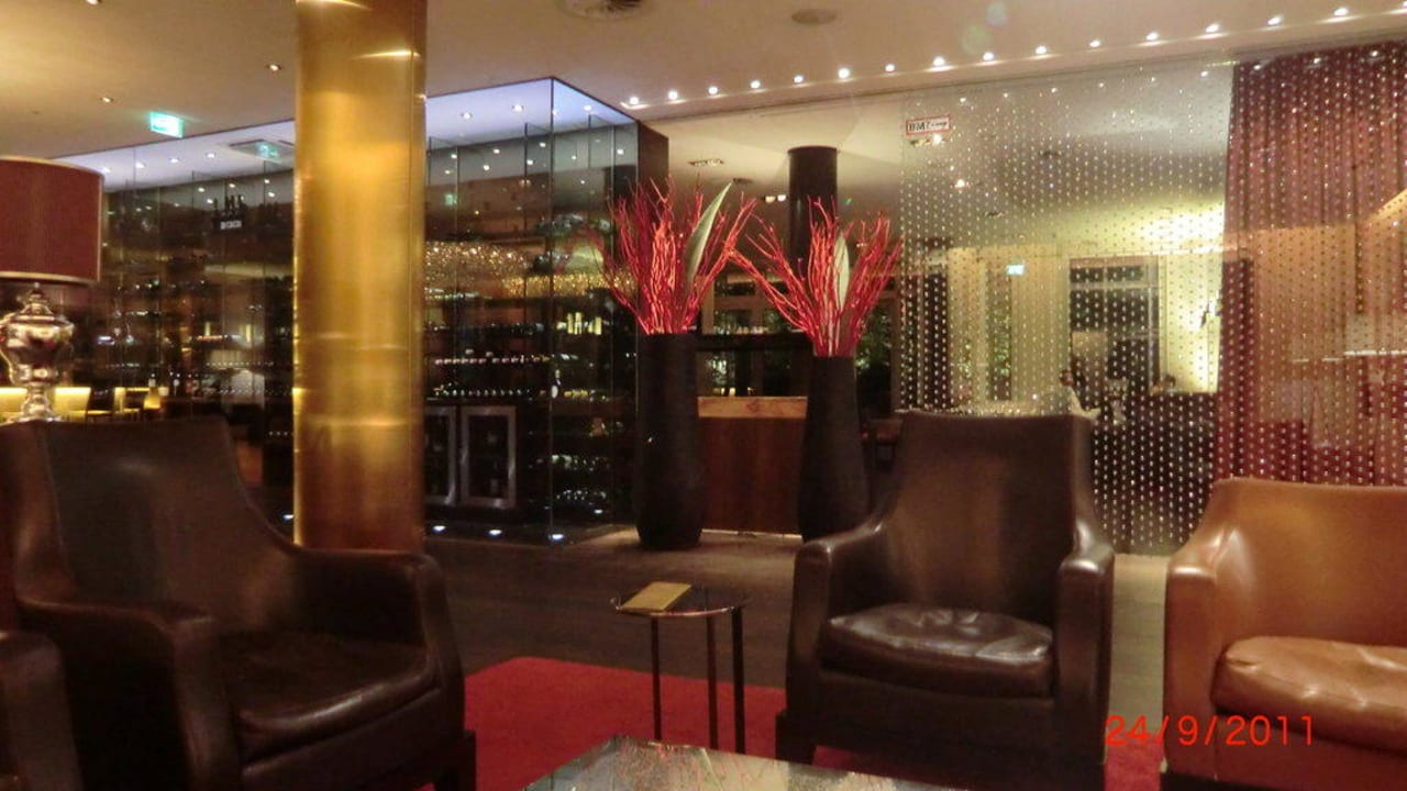 Eingangsbreich / Im Hintergrund das Restaurant Radisson Blu Hotel Media Harbour