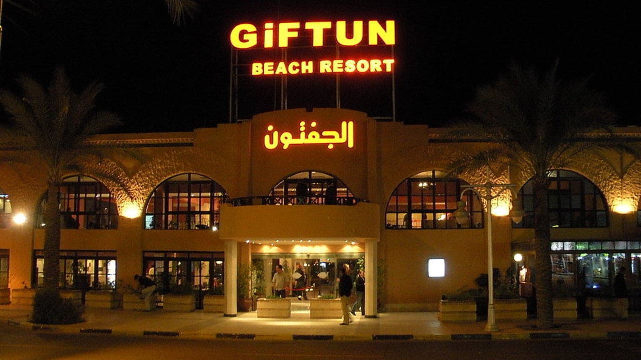 Hoteleingang bei Nacht Giftun Azur Resort