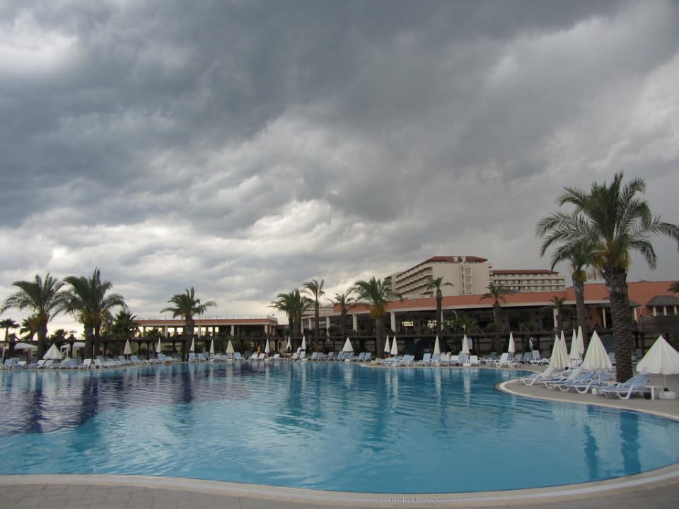 Pool kurz vor Gewitter TUI BLUE Palm Garden