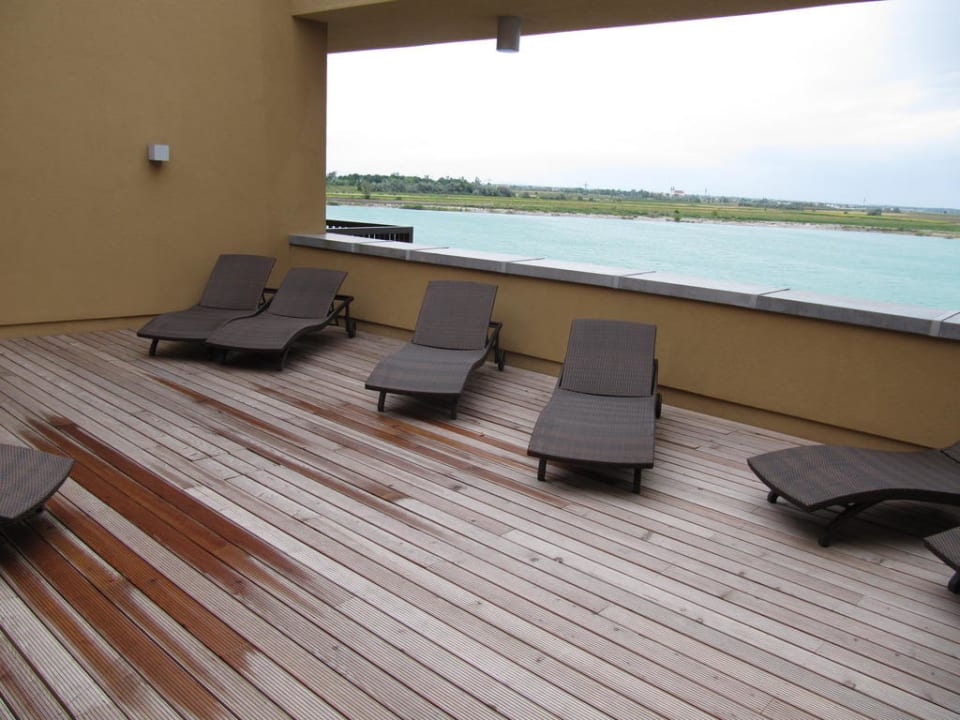 Hoteleigener Wellnessbereich - Relaxbar im Freien St. Martins Therme & Lodge Hotel