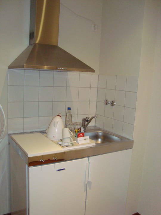 Kochnische mit Grundausstattung im Flur AMH Airport-Messe-Hotel Stuttgart
