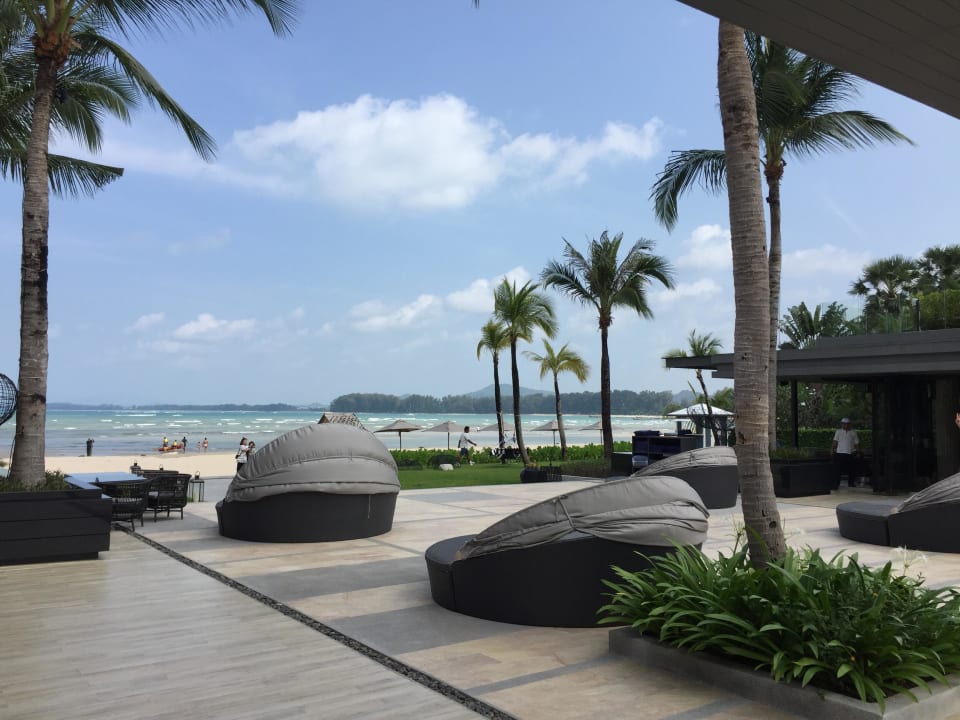 Cabanas vor der Poolbar Phuket Marriott Resort and Spa, Nai Yang Beach