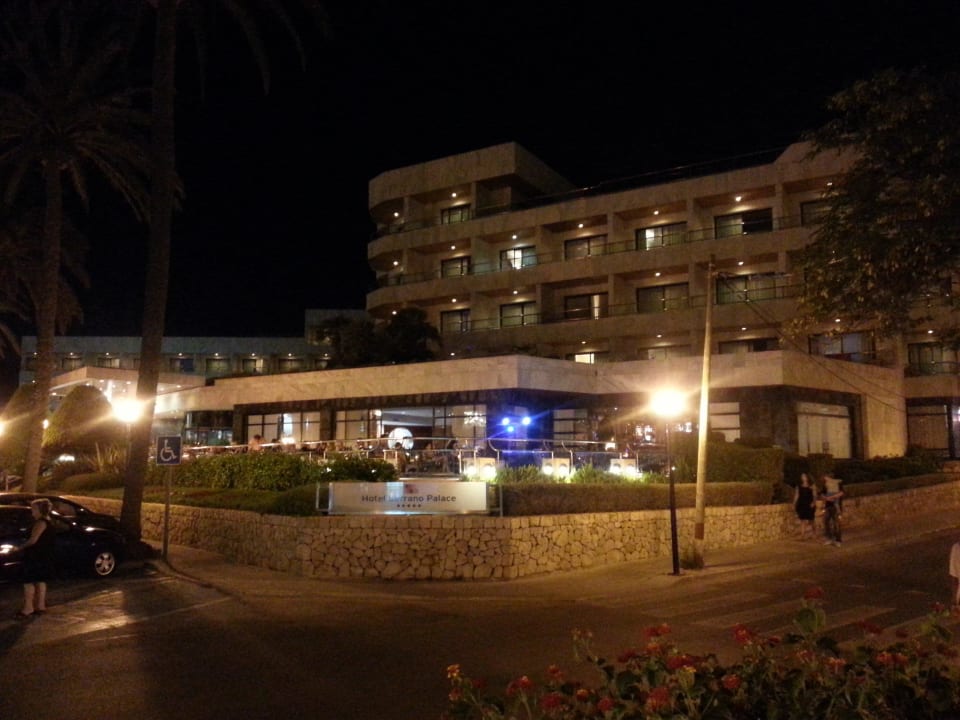 Blick von anderer strassenseite bei nacht Hotel Serrano Palace