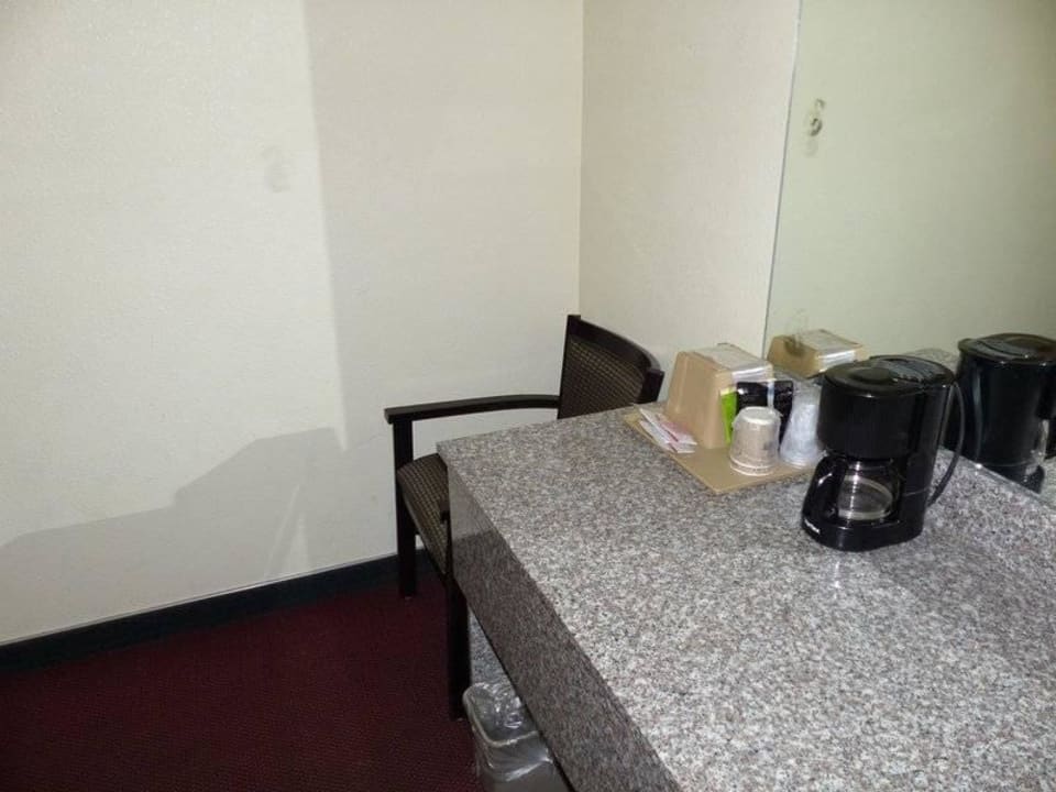 Kaffeemaschine und Zubehör am Waschtisch Rodeway Inn Page Near Lake Powell