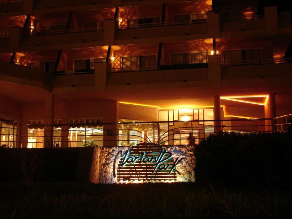 Eigang des Hotels nachts Hotel Mariant Park