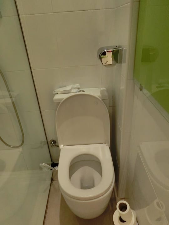 Etwas eng auf dem WC Hotel Timor