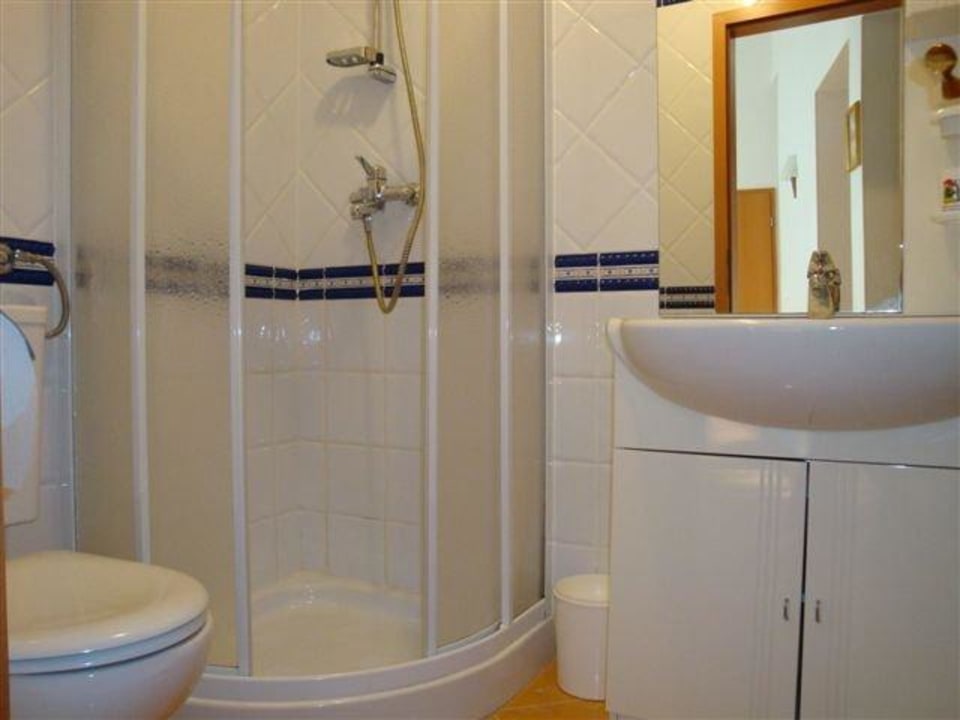 Badezimmer und WC ; App. EG Apartment Skiljan