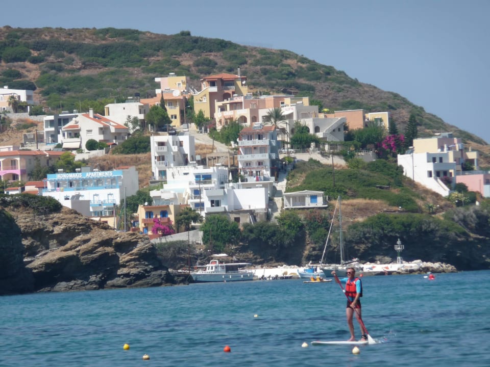 Blick vom Balistrand auf unser Hotel oben auf Berg Ormos Atalia Village
