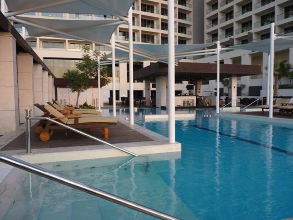 Schöne Poolanlage Crowne Plaza Hotel Yas Island