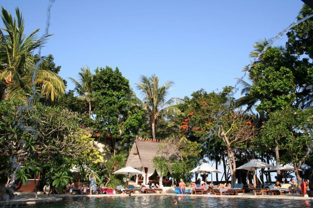 Der große Pool - von der Poolbar aus gesehen Puri Santrian