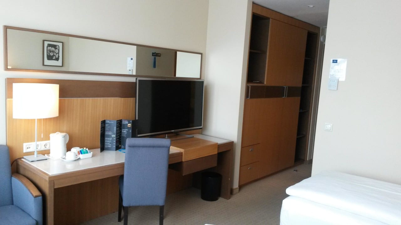 Schreibtisch und Schrank  NH Collection Berlin Mitte Friedrichstrasse