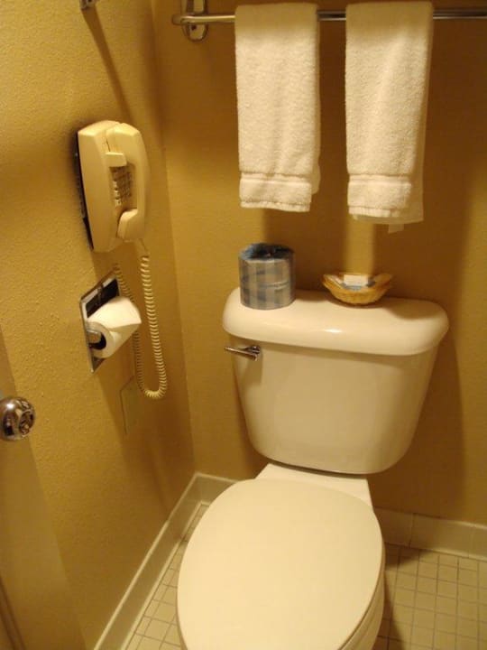 Telefon bei der Toilette Best Western Plus Hotel Kings Inn & Suites