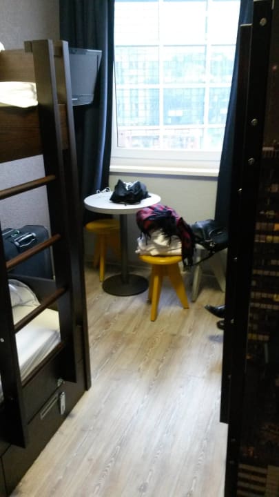 Durchgang zwischen den betten MEININGER Hotel Berlin Hauptbahnhof