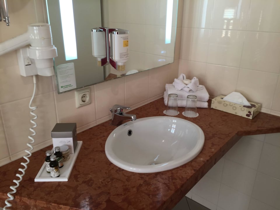 Großes Badezimmer Hotel Wyndham Garden Quedlinburg Stadtschloss