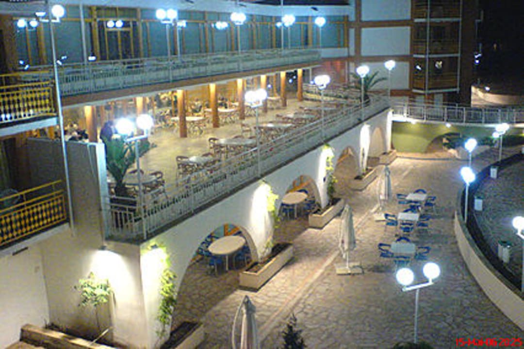Restaurant & Terrasse bei Nacht Nessebar Beach Hotel