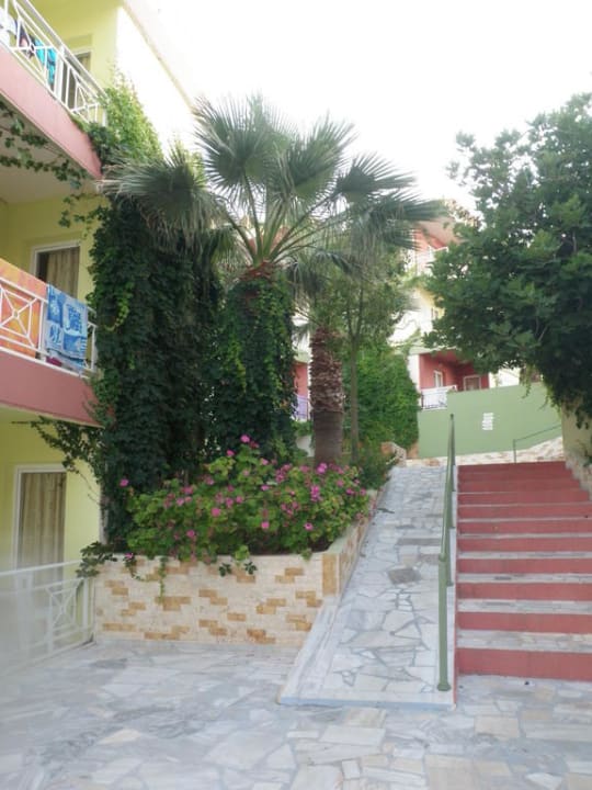 Uliczki pomiędzy budynkami Eri Beach & Village