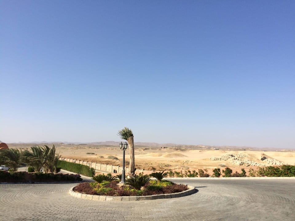 Auffahrt und Blick nach Westen Novotel Marsa Alam Beach Resort