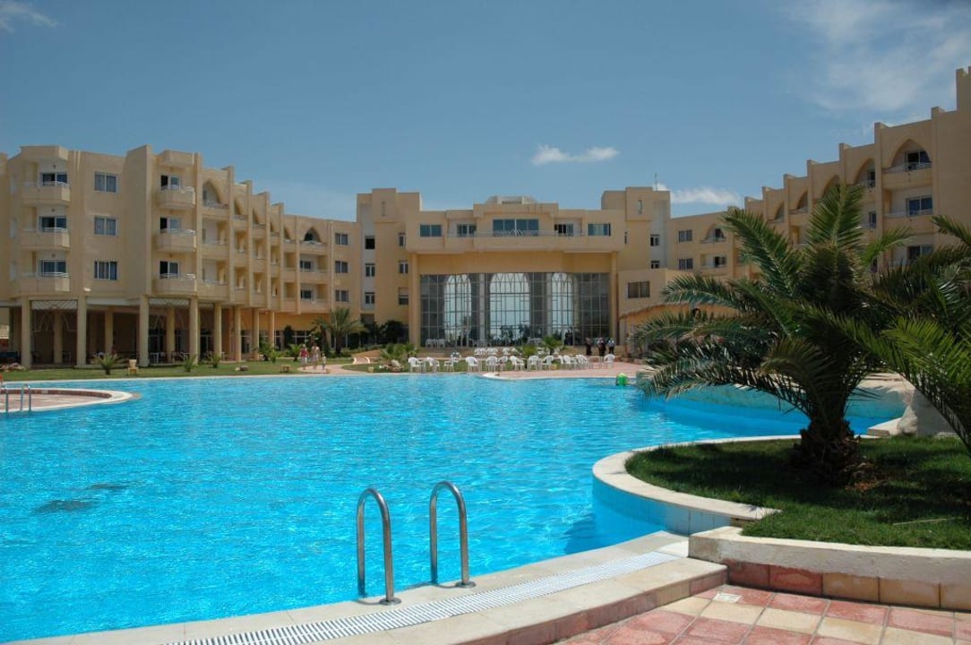 Widok od strony morza Skanes Serail Aquapark