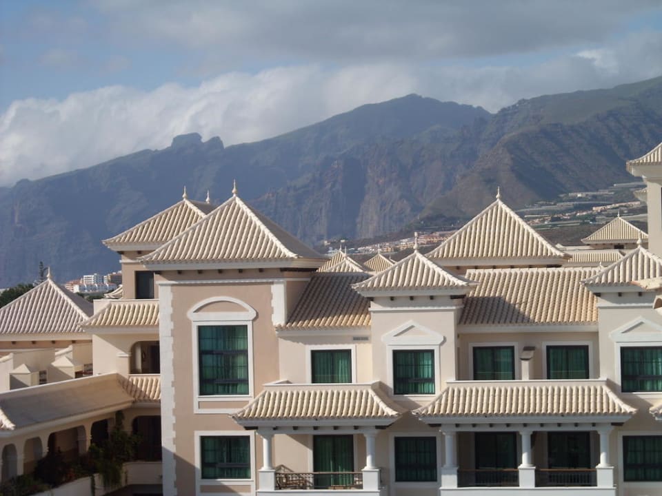 Das Hotel mit dem Teide im Hintergrund Gran Melia Palacio de Isora Resort