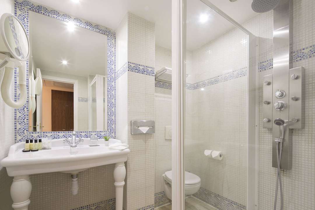 Classic room bathroom with hydromassage shower Hotel Kleber Champs Elysees Tour Eiffel Paris