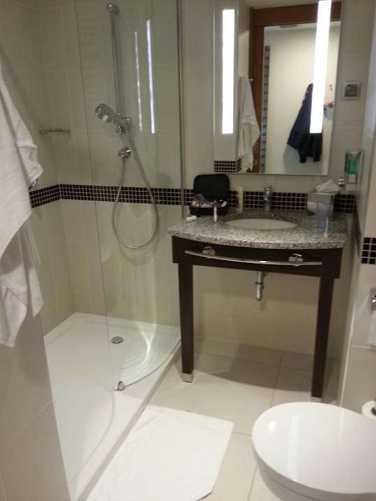 Zimmer 315 - Badezimmer Hampton by Hilton Warsaw Airport