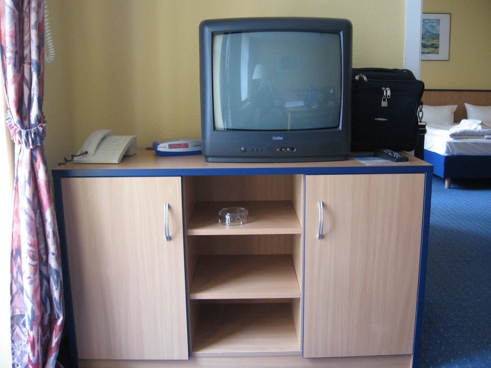 Unterschrank mit TV Hotel am Fischerstrand