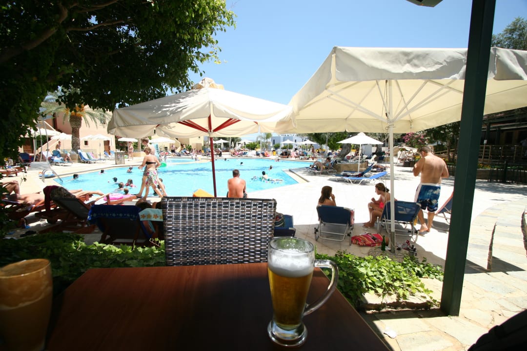 Widok na basen od strony baru  Sirios Village Hotel & Bungalows