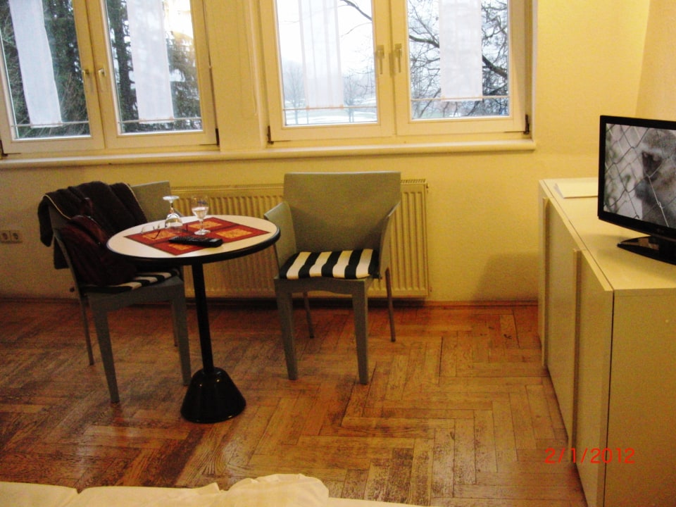 Kleine Sitzecke mit Fernseher Hotel Haus Oberland