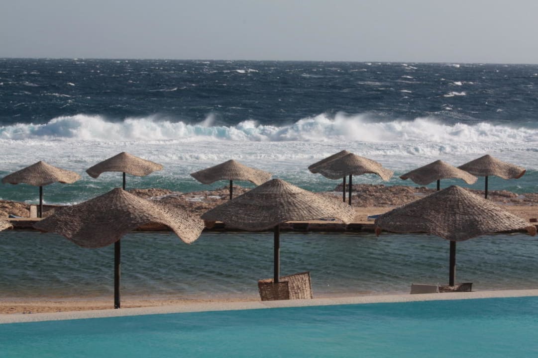 Strand bei Sturm Radisson Blu Resort, El Quseir