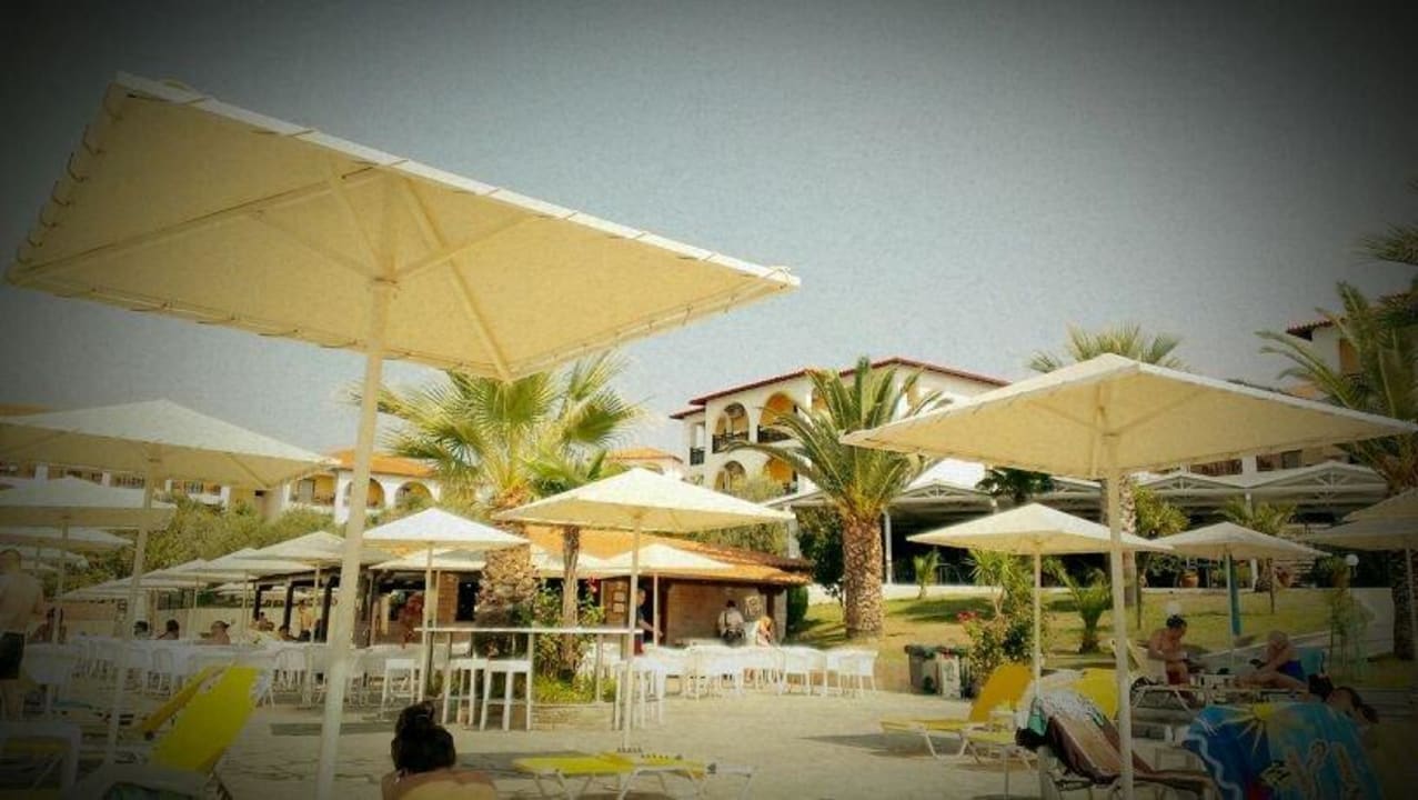 Ausblick aufs Hotel vom Pool Akrathos Beach Hotel