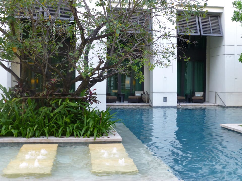 Pool und Cabanas mit Poolzugang (Hintergrund) Siam Kempinski Hotel Bangkok