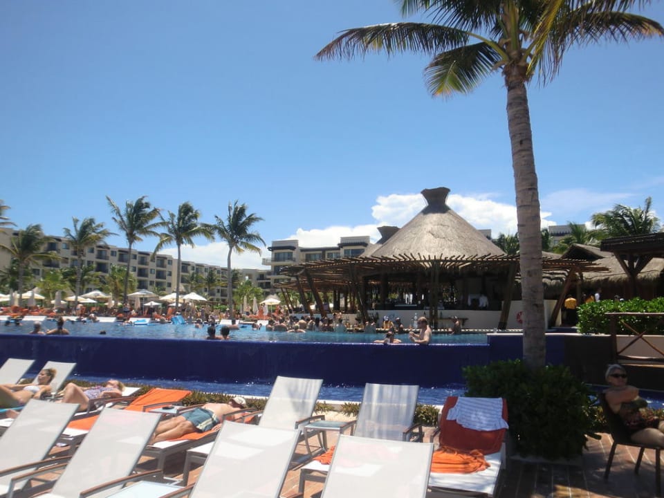 Schöner Pool mit Swim-up Bar Dreams Riviera Cancun Resort & Spa