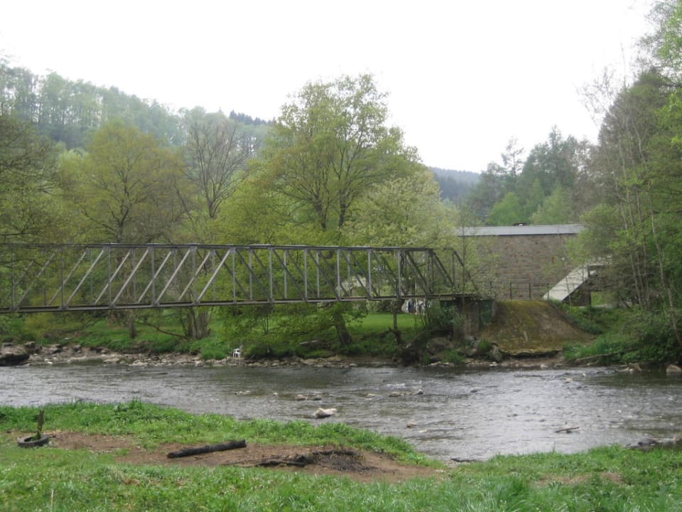 Brücke über Ambleve Ferienpark Domaine Long Pré